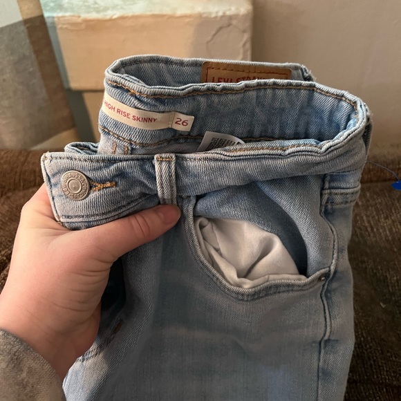 Levi’s high rise super skinny jeans light wash. Size 26 waist never worn by me - Picture 3 of 3